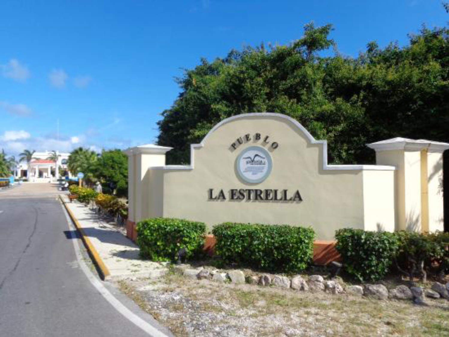 Plaza la estrella entrance 